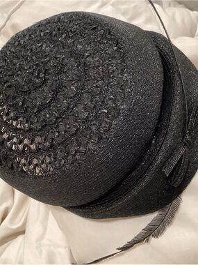 VTG black Facinator/Church  Cloche Hat Slim Feather Detail